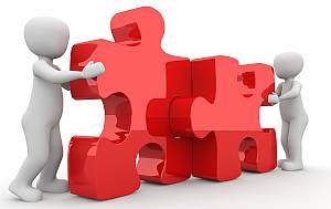 menschliche Figuren führen Puzzle-Teile zusammen