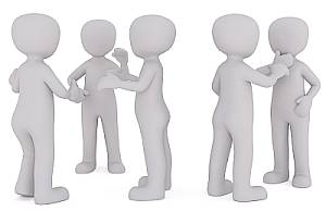 menschliche Figuren im Gespräch