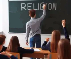 Schüler schreibt an eine Tafel