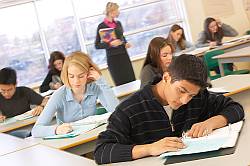 Klassenraum mit SchülerInnen und Lehrerin