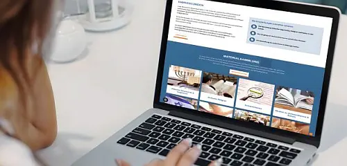 Website zur Antisemitismus-Prävention auf einem Laptop