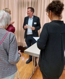 Prof. Rosa im Gespräch mit Teilnehmerinnen