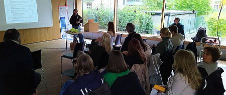 Die Schülerin Darja Lenßen stellt das Projekt viva con aqua vor