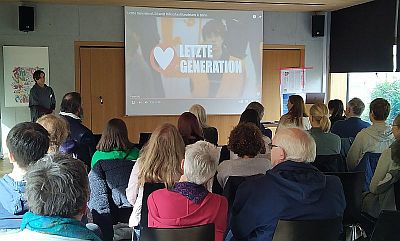 Lioba Koberg beim Vortrag über die Letzte Generation