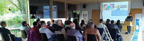 Prof. Dr. Zimmermann beim Vortrag - rechts ein Teil des Klimateppichs