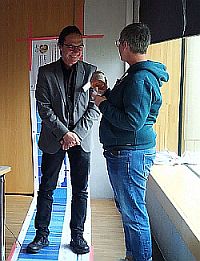 Thyra Lenßen überreicht Prof. Dr. Zimmermann ein Glas Bio-Honig vom Gymnasium Kenzingen